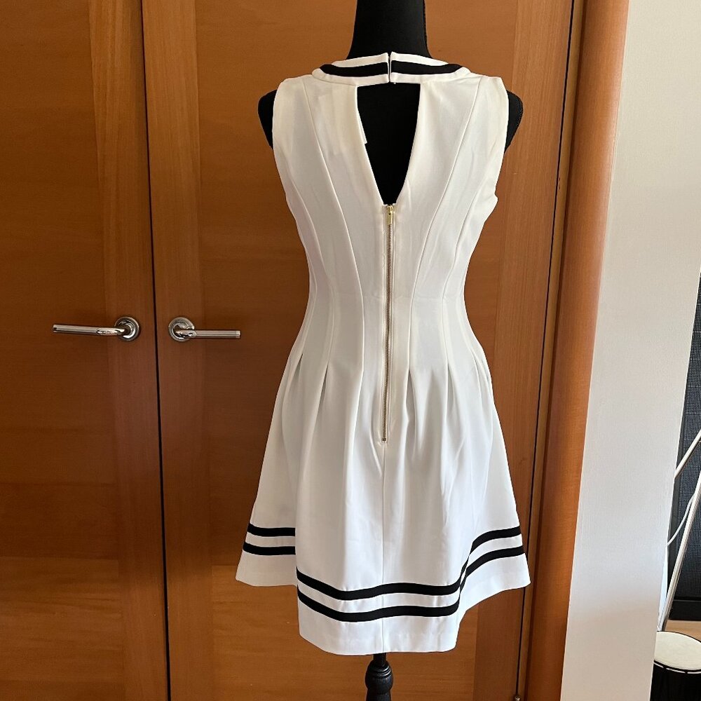 H&M Court Side V-Neck Fit and Flare Dress size S/M NWT - Picture 4 of 4